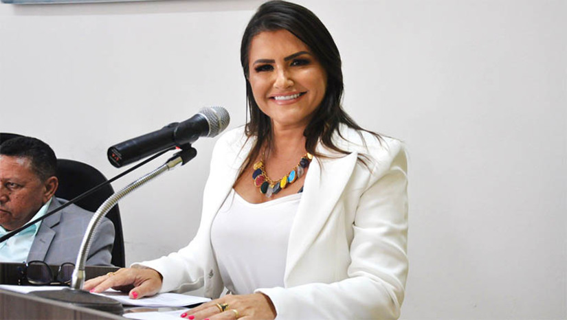 Imagem 1 - Lidiane Marques faz leitura anual na câmara com destaques de ações da gestão para Tibau . Ao iniciar a mensagem, nesta quarta-feira (15), a Prefeita destacou sua gratidão à casa legislativa pelo trabalho de parceria em prol da cidade de Tibau: “É fato sabido por todos que os projetos de lei encaminhados pelo Poder Executivo a essa conceituada casa sempre são analisados com eficiência e celeridade, o que demonstra o espírito público de cada um de vocês vereadores, voltados sempre para atender as demandas de nosso Povo”. Imagem 1 - Lidiane Marques faz leitura anual na câmara com destaques de ações da gestão para Tibau . Ao iniciar a mensagem, nesta quarta-feira (15), a Prefeita destacou sua gratidão à casa legislativa pelo trabalho de parceria em prol da cidade de Tibau: “É fato sabido por todos que os projetos de lei encaminhados pelo Poder Executivo a essa conceituada casa sempre são analisados com eficiência e celeridade, o que demonstra o espírito público de cada um de vocês vereadores, voltados sempre para atender as demandas de nosso Povo”.