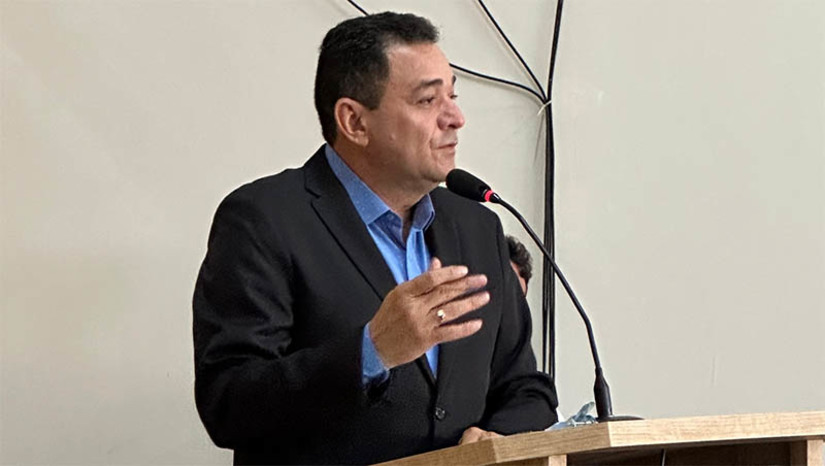 Imagem 1 - Prefeito de Serra do Mel garante 15% de reajuste para profissionais do magistério. O chefe do Executivo Municipal discursou por quase uma hora, nesta quinta-feira (16), no Plenário da Câmara dos Vereadores, fazendo um balanço das principais ações da Prefeitura em 2022, destacando os avanços e apresentou as metas e projetos para 2023. Em seu discurso, Josivan Bibiano fez questão de enaltecer o trabalho de sua equipe, da população e dos vereadores. “Nada disso é possível sem o apoio e a participação popular, sem o engajamento dos nossos colaboradores, que merecem o nosso total respeito e gratidão”, disse o prefeito. Imagem 1 - Prefeito de Serra do Mel garante 15% de reajuste para profissionais do magistério. O chefe do Executivo Municipal discursou por quase uma hora, nesta quinta-feira (16), no Plenário da Câmara dos Vereadores, fazendo um balanço das principais ações da Prefeitura em 2022, destacando os avanços e apresentou as metas e projetos para 2023. Em seu discurso, Josivan Bibiano fez questão de enaltecer o trabalho de sua equipe, da população e dos vereadores. “Nada disso é possível sem o apoio e a participação popular, sem o engajamento dos nossos colaboradores, que merecem o nosso total respeito e gratidão”, disse o prefeito.
