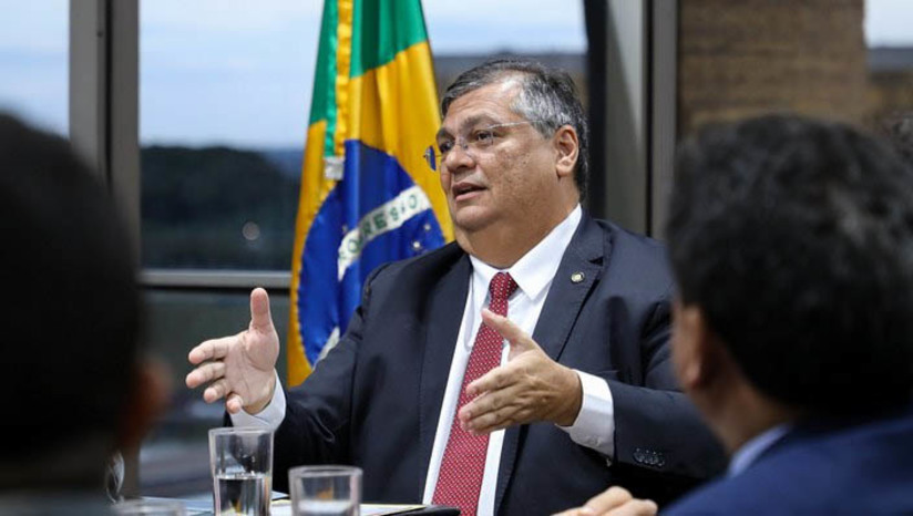 Imagem 1 - "Acabou o ‘liberou geral’ de armas”, diz Flávio Dino ao apresentar dados sobre recadastramento. O ministro apresentou, nesta quinta-feira (16), o número de armas que já foram recadastradas desde que o presidente da República, Luiz Inácio Lula da Silva, assinou um decreto determinando uma nova postura em relação ao tema no país. Ao todo, 66.488 armas de uso permitido e outras 2.474 armas de uso restrito passaram a constar em novo registro nacional, sob controle da Polícia Federal. De acordo com Dino, o decreto, que já foi julgado constitucionalmente válido pelo Supremo Tribunal Federal, tem o objetivo de estabelecer um "controle responsável" para a posse de armamentos no Brasil. "O Brasil não é faroeste de filme", disse o ministro. Imagem 1 - "Acabou o ‘liberou geral’ de armas”, diz Flávio Dino ao apresentar dados sobre recadastramento. O ministro apresentou, nesta quinta-feira (16), o número de armas que já foram recadastradas desde que o presidente da República, Luiz Inácio Lula da Silva, assinou um decreto determinando uma nova postura em relação ao tema no país. Ao todo, 66.488 armas de uso permitido e outras 2.474 armas de uso restrito passaram a constar em novo registro nacional, sob controle da Polícia Federal. De acordo com Dino, o decreto, que já foi julgado constitucionalmente válido pelo Supremo Tribunal Federal, tem o objetivo de estabelecer um "controle responsável" para a posse de armamentos no Brasil. "O Brasil não é faroeste de filme", disse o ministro.
