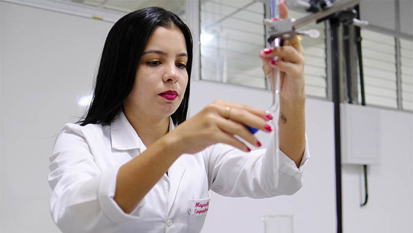Imagem 1 - “Diversas tecnologias apresentam-se como candidatas promissoras ao desenvolvimento de produtos com óleos vegetais, porém muitas delas podem apresentar alto custo de execução, baixa estabilidade físico-química ou conter substâncias irritativas. A nossa formulação é capaz de utilizar baixas composições de matéria ativa mantendo alta estabilidade, diferentemente da maioria dos sistemas emulsionados, aos quais necessitam de alta quantidade de tensoativo e fase oleosa”, coloca Meyrelle, que registrou patente da descoberta em dezembro de 2022 ( Foto: Cícero Oliveira – Agecom/UFRN) Imagem 1 - “Diversas tecnologias apresentam-se como candidatas promissoras ao desenvolvimento de produtos com óleos vegetais, porém muitas delas podem apresentar alto custo de execução, baixa estabilidade físico-química ou conter substâncias irritativas. A nossa formulação é capaz de utilizar baixas composições de matéria ativa mantendo alta estabilidade, diferentemente da maioria dos sistemas emulsionados, aos quais necessitam de alta quantidade de tensoativo e fase oleosa”, coloca Meyrelle, que registrou patente da descoberta em dezembro de 2022 ( Foto: Cícero Oliveira – Agecom/UFRN)