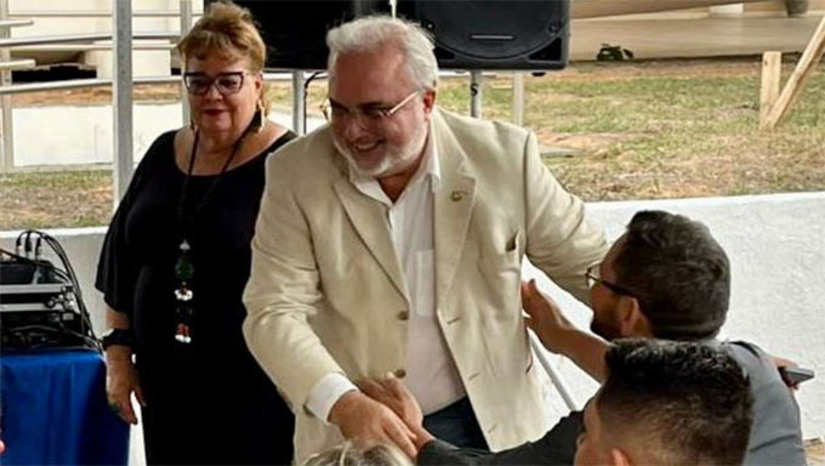 Imagem 1 -  O então senador Jean Paul Prates, hoje presidente da Petrobras, destinou as emendas no período de 2019 a 2022. Somando com recursos destinados por outros parlamentares e dos cofres do Estado, ao todo foram investidos R$ 29,4 milhões.  “Enquanto Senador, honrei o compromisso que assumi com a educação potiguar em muitas ações do nosso mandato. Uma deles foi exatamente a renovação e entrega de novas frotas de transporte de qualidade, com acessibilidade e conforto, garantindo equipamentos novos aos estudantes que precisam de deslocamento no interior para estudar”, declara Jean Paul Terra Prates.