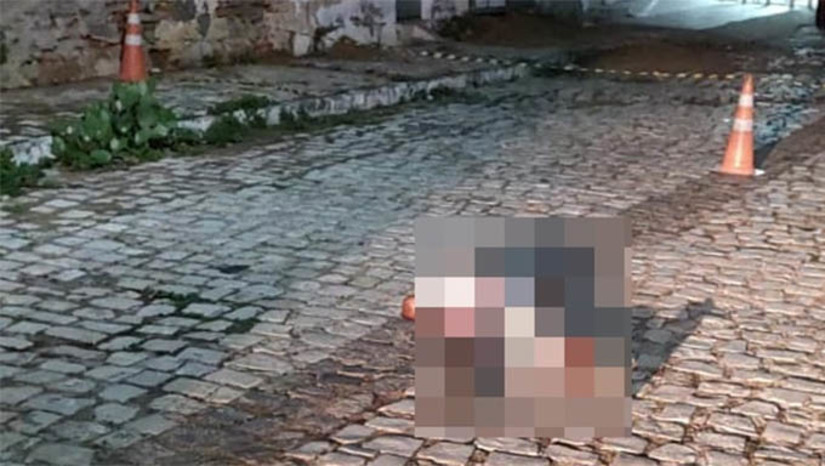 Imagem 1 - O que se sabe é que a vítima Rafael Arruda, de 34 anos, teria sido baleada na Rua João Guerra, tombou já sem vida por trás do Fórum Municipal de Caraúbas e quando a PM chegou ao local, já estava sem vida. O caso será investigado pela Polícia Civil e o cidadão pode ajudar a esclarecer os fatos passando informações a polícia local (Foto Icem Caraúbas) Imagem 1 - O que se sabe é que a vítima Rafael Arruda, de 34 anos, teria sido baleada na Rua João Guerra, tombou já sem vida por trás do Fórum Municipal de Caraúbas e quando a PM chegou ao local, já estava sem vida. O caso será investigado pela Polícia Civil e o cidadão pode ajudar a esclarecer os fatos passando informações a polícia local (Foto Icem Caraúbas)