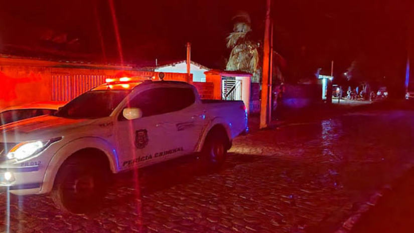 Imagem 1 - Carroceiro é morto com um tiro no olho enquanto dormia na Comunidade Pau Branco, em Mossoró.. O crime aconteceu por volta das 22h desta segunda-feira (20). A vítima foi identificada como Antônio Marques de Meneses, de 54 anos. O carroceiro estava deitado em uma rede, na sala de casa, quando foi alvejado. De acordo com informações da Polícia Militar, a esposa da vítima estava dormindo em outro cômodo e teria acordado assustada com o barulho do tiro. Ao correr para a sala, o esposo dela já estava sendo vida dentro da rede e não havia mais ninguém no local. A Polícia Civil vai investigar a motivação do crime. Imagem 1 - Carroceiro é morto com um tiro no olho enquanto dormia na Comunidade Pau Branco, em Mossoró.. O crime aconteceu por volta das 22h desta segunda-feira (20). A vítima foi identificada como Antônio Marques de Meneses, de 54 anos. O carroceiro estava deitado em uma rede, na sala de casa, quando foi alvejado. De acordo com informações da Polícia Militar, a esposa da vítima estava dormindo em outro cômodo e teria acordado assustada com o barulho do tiro. Ao correr para a sala, o esposo dela já estava sendo vida dentro da rede e não havia mais ninguém no local. A Polícia Civil vai investigar a motivação do crime.