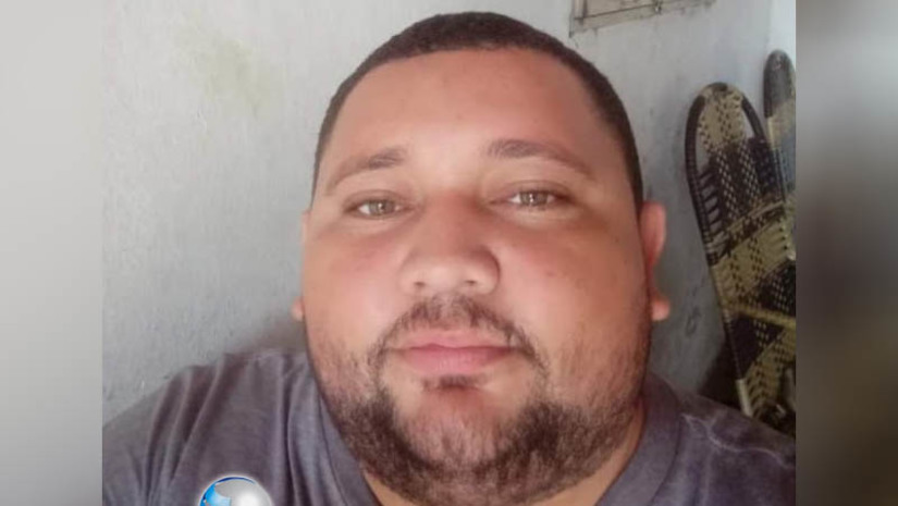 Imagem 1 - Acidente de moto deixa uma vítima fatal na RN-117, entre Caraúbas e Governador Dix-Sept Rosado. O acidente foi registrado no início da manhã desta terça-feira (21). Adriano Morais da Silva, de 27 anos, que era natural de Caraúbas, retornava para cidade, em uma motocicleta, quando teria perdido o controle do veículo, colidido com uma árvore na estrada e caído. Quando a Polícia Militar de Caraúbas chegou ao local, ele já estava sem vida. Os policiais não souberam informar de onde a vítima voltava, nem se estava alcoolizada, informação que só poderá ser confirmada após exames a serem realizados pelo Itep; este é o segundo acidente com vítima fatal nas últimas 24h, na região. Na manhã desta segunda (20) o condutor de um carro tipo Celta, perdeu a vida após capotar na BR-405, entre Apodi e Mossoró. Informações colhidas pela reportagem do MOSSORÓ HOJE dão conta que o corpo da vítima ainda permanece na sede do Itep, visto que nenhum familiar apareceu para reconhecê-lo. Outras duas pessoas ficaram gravemente feridas na mesma ocorrência e foram socorridas para o HRTM. Imagem 1 - Acidente de moto deixa uma vítima fatal na RN-117, entre Caraúbas e Governador Dix-Sept Rosado. O acidente foi registrado no início da manhã desta terça-feira (21). Adriano Morais da Silva, de 27 anos, que era natural de Caraúbas, retornava para cidade, em uma motocicleta, quando teria perdido o controle do veículo, colidido com uma árvore na estrada e caído. Quando a Polícia Militar de Caraúbas chegou ao local, ele já estava sem vida. Os policiais não souberam informar de onde a vítima voltava, nem se estava alcoolizada, informação que só poderá ser confirmada após exames a serem realizados pelo Itep; este é o segundo acidente com vítima fatal nas últimas 24h, na região. Na manhã desta segunda (20) o condutor de um carro tipo Celta, perdeu a vida após capotar na BR-405, entre Apodi e Mossoró. Informações colhidas pela reportagem do MOSSORÓ HOJE dão conta que o corpo da vítima ainda permanece na sede do Itep, visto que nenhum familiar apareceu para reconhecê-lo. Outras duas pessoas ficaram gravemente feridas na mesma ocorrência e foram socorridas para o HRTM.