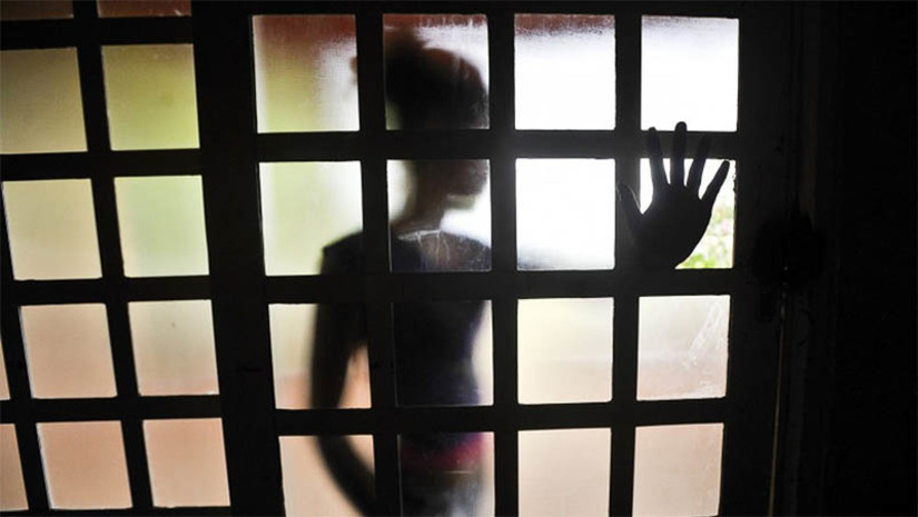 Imagem 1 - 67% das vítimas de estupro no Brasil entre 2015 e 2019 foram meninas com idade entre 10 e 14 anos. O dado é do estudo “Sem deixar ninguém para trás - gravidez, maternidade e violência sexual na adolescência”, do Centro de Integração de Dados e Conhecimentos para Saúde (Cidacs), vinculado à Fundação Oswaldo Cruz Bahia (Fiocruz). Também assinam a pesquisa o Instituto de Saúde Coletiva da Universidade Federal da Bahia (ISC/UFBA) e o Fundo de População das Nações Unidas (UNFPA). Além do perfil das vítimas, outro dado que se consolida mais uma vez, como em outros estudos, é o que diz respeito à relação entre as vítimas e os agressores. De acordo com a pesquisa, 62,41% dos autores do crime eram conhecidos das vítimas, contra apenas 17,22% de desconhecidos. Imagem 1 - 67% das vítimas de estupro no Brasil entre 2015 e 2019 foram meninas com idade entre 10 e 14 anos. O dado é do estudo “Sem deixar ninguém para trás - gravidez, maternidade e violência sexual na adolescência”, do Centro de Integração de Dados e Conhecimentos para Saúde (Cidacs), vinculado à Fundação Oswaldo Cruz Bahia (Fiocruz). Também assinam a pesquisa o Instituto de Saúde Coletiva da Universidade Federal da Bahia (ISC/UFBA) e o Fundo de População das Nações Unidas (UNFPA). Além do perfil das vítimas, outro dado que se consolida mais uma vez, como em outros estudos, é o que diz respeito à relação entre as vítimas e os agressores. De acordo com a pesquisa, 62,41% dos autores do crime eram conhecidos das vítimas, contra apenas 17,22% de desconhecidos.