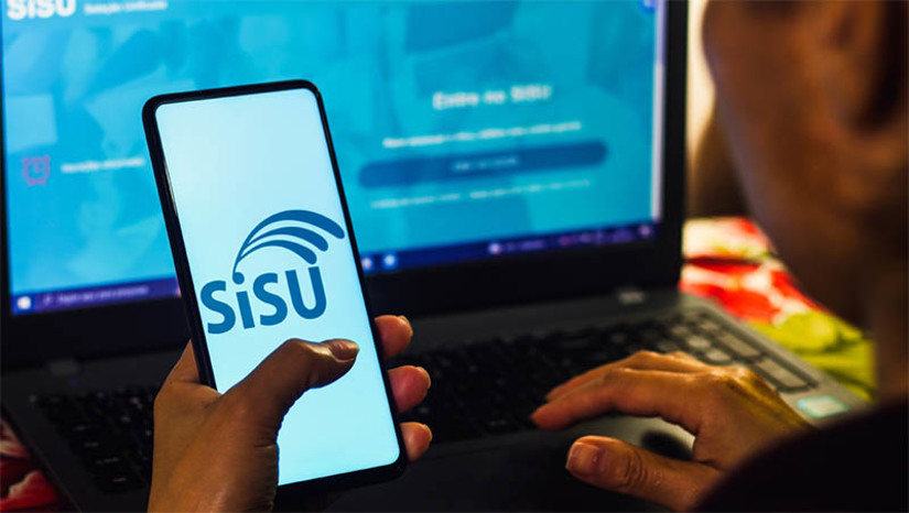 Imagem 1 -  MEC atualiza parcial da nota de corte do Sisu no quinto dia de inscrições; confira. A equipe de jornalismo do Portal Nacional da Educação elaboraram infográficos interativos com as notas de corte voltada para todas as modalidades de concorrência do Sisu. É possível fazer a consulta por instituição e campus. O resultado da Chamada Regular será divulgado no dia 28.