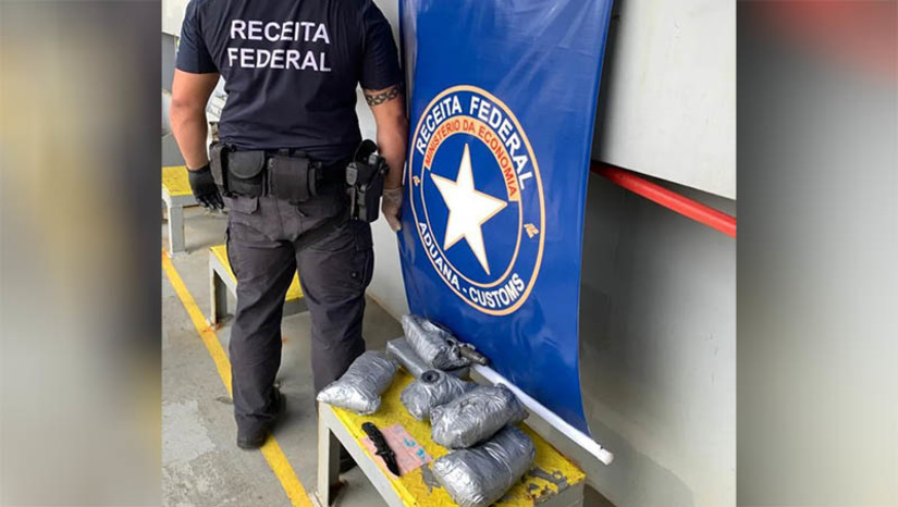 Imagem 1 - RFB apreende cocaína avaliada em cerca de R$ 2 milhões no Porto de Natal. A apreensão aconteceu nesta terça-feira (21). A carga, 9,3 kg, estava fixada na estrutura de um navio. O destino da droga seria o Porto de Rotterdam, na Holanda. Essa é a segunda apreensão de cocaína pela Receita Federal em 2023 no Porto de Natal. A anterior havia sido em 18 janeiro, quando 11,4 quilos de drogas foram apreendidos dentro de uma bolsa em um navio. Imagem 1 - RFB apreende cocaína avaliada em cerca de R$ 2 milhões no Porto de Natal. A apreensão aconteceu nesta terça-feira (21). A carga, 9,3 kg, estava fixada na estrutura de um navio. O destino da droga seria o Porto de Rotterdam, na Holanda. Essa é a segunda apreensão de cocaína pela Receita Federal em 2023 no Porto de Natal. A anterior havia sido em 18 janeiro, quando 11,4 quilos de drogas foram apreendidos dentro de uma bolsa em um navio.