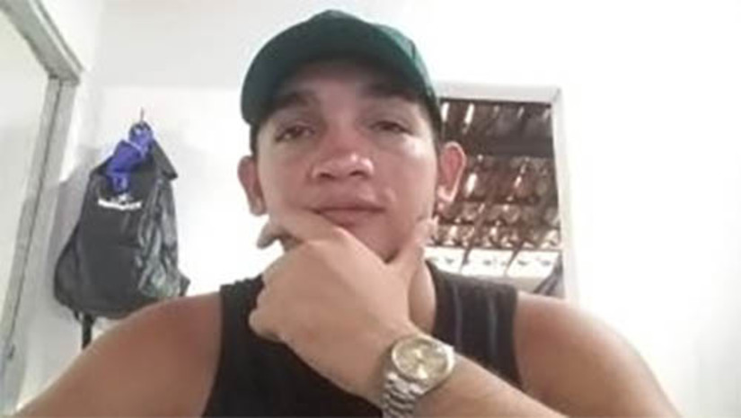 Imagem 1 -  Homem morre no HRTM após ser alvejado a tiros no Alto de São Manoel. O crime aconteceu por volta das 20h desta terça-feira (21), mais precisamente na região do Pirrichil. A vítima foi identificada como Gilfran Fernandes Silva Souza, de 29 anos. Segundo informações da Polícia Militar, ele caminhava em via pública, quando foi alvejado com disparos na região da cabeça. Gilfran ainda chegou a ser socorrido em uma unidade do Samu, para o Hospital Regional Tarcísio Maia, mas acabou não resistindo. No local, prevaleceu a lei do silêncio. A Polícia Civil vai investigar o crime.