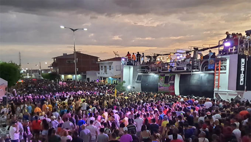 Imagem 1 - “O carnaval foi gigante, top de verdade e super-tranquilo”, acrescenta o prefeito Alan Silveira, que comemora, junto com sua equipe, o sucesso do evento, acrescentando que eventos deste porte incrementa fortemente a economia local e fortalece a calendário do turismo de evento. Para ele, a festa do carnaval está consagrada a maior e mais bem organizada do Rio Grande do Norte. Agradece aos foliões presentes, ao Governo do Estado e aos seus auxiliares pelo esforço durante todo o Carnaval. Deixe sua crítica ou elogio! Imagem 1 - “O carnaval foi gigante, top de verdade e super-tranquilo”, acrescenta o prefeito Alan Silveira, que comemora, junto com sua equipe, o sucesso do evento, acrescentando que eventos deste porte incrementa fortemente a economia local e fortalece a calendário do turismo de evento. Para ele, a festa do carnaval está consagrada a maior e mais bem organizada do Rio Grande do Norte. Agradece aos foliões presentes, ao Governo do Estado e aos seus auxiliares pelo esforço durante todo o Carnaval. Deixe sua crítica ou elogio!
