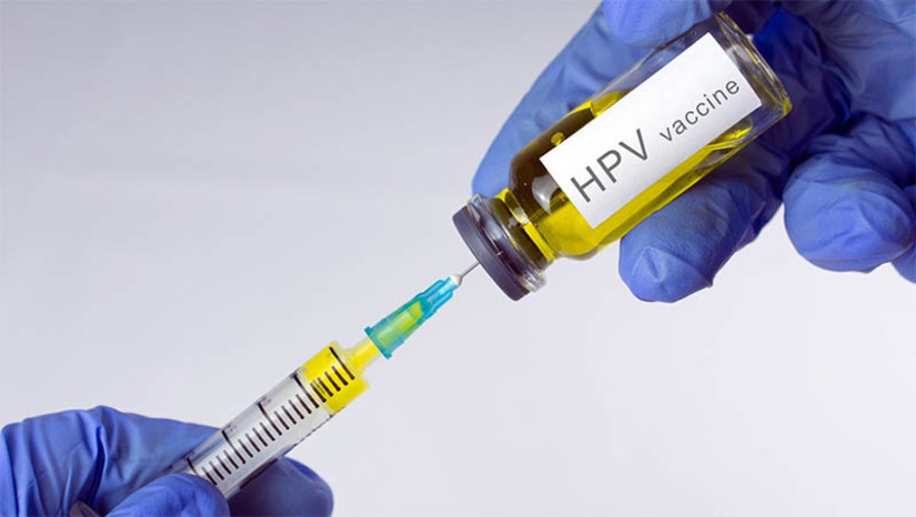 Imagem 1 - Cobertura vacinal contra HPV cai no Brasil e pode resultar no aumento de casos de cânceres evitáveis. De acordo com o Ministério da Saúde, em 2019, 87,08% das meninas brasileiras entre 9 e 14 anos de idade receberam a primeira dose da vacina. Em 2022, a cobertura caiu para 75,81%. Entre os meninos, os números também são preocupantes: a cobertura vacinal caiu de 61,55% em 2019 para 52,16% em 2022. Os resultados estão longe da meta do MS para a prevenção de doenças causadas pelo HPV. Desde 2014, o SUS oferece a vacina contra o HPV para crianças e adolescentes como forma de prevenção para os tipos de vírus 6, 11, 16 e 18, os mais frequentes entre a população. Imagem 1 - Cobertura vacinal contra HPV cai no Brasil e pode resultar no aumento de casos de cânceres evitáveis. De acordo com o Ministério da Saúde, em 2019, 87,08% das meninas brasileiras entre 9 e 14 anos de idade receberam a primeira dose da vacina. Em 2022, a cobertura caiu para 75,81%. Entre os meninos, os números também são preocupantes: a cobertura vacinal caiu de 61,55% em 2019 para 52,16% em 2022. Os resultados estão longe da meta do MS para a prevenção de doenças causadas pelo HPV. Desde 2014, o SUS oferece a vacina contra o HPV para crianças e adolescentes como forma de prevenção para os tipos de vírus 6, 11, 16 e 18, os mais frequentes entre a população.