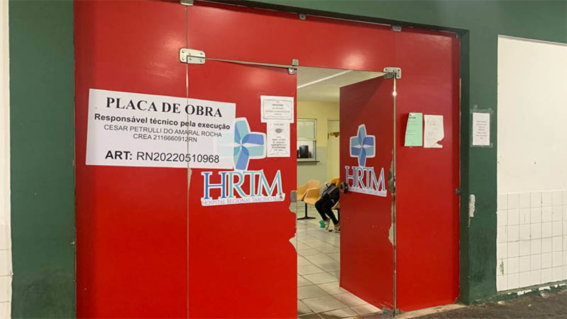Imagem 1 - Duas vítimas do desabamento causado por ventania na zona rural de Mossoró seguem internadas no HRTM. De acordo com informações fornecidas pelas diretora geral do Hospital, Nilza Batista, um adolescente, de 13 anos, e a tia dele, Sueli Fernandes de Morais Gomes, de 41 anos, continuam internados na unidade. Os dois, assim como outros 5 membros da família, ficaram feridos após uma ventania derrubar um tipo de galpão, no Sítio São José, onde eles estavam se abrigando da forte chuva que atingiu Mossoró na quarta-feira (22). Ainda conforme a diretora, os dois estão bem. O adolescente aguarda agora uma cirurgia no fêmur, que deverá acontecer no próprio HRTM, já na próxima semana, dependendo apenas da recuperação natural do corpo dele ao primeiro procedimento, realizado no dia do ocorrido. Imagem 1 - Duas vítimas do desabamento causado por ventania na zona rural de Mossoró seguem internadas no HRTM. De acordo com informações fornecidas pelas diretora geral do Hospital, Nilza Batista, um adolescente, de 13 anos, e a tia dele, Sueli Fernandes de Morais Gomes, de 41 anos, continuam internados na unidade. Os dois, assim como outros 5 membros da família, ficaram feridos após uma ventania derrubar um tipo de galpão, no Sítio São José, onde eles estavam se abrigando da forte chuva que atingiu Mossoró na quarta-feira (22). Ainda conforme a diretora, os dois estão bem. O adolescente aguarda agora uma cirurgia no fêmur, que deverá acontecer no próprio HRTM, já na próxima semana, dependendo apenas da recuperação natural do corpo dele ao primeiro procedimento, realizado no dia do ocorrido.