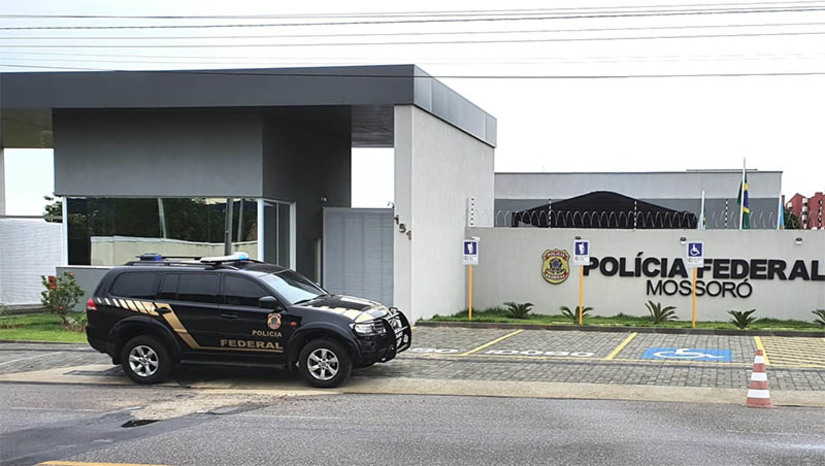 Imagem 1 - ASG de 54 anos é preso pela PF em Mossoró pelo crime de estupro de vulnerável. A prisão aconteceu na manhã desta sexta-feira (24). A ordem judicial, expedida pela 2ª Vara da Comarca de Areia Branca/RN, tem como tipificação penal a Lei nº 2848/40, que enquadra em seu artigo 217-A, quem praticou conjunção carnal ou qualquer outro ato libidinoso com menor de 14 anos. Depois de localizado e detido, o suspeito foi conduzido para a Delegacia da PF e depois encaminhado para a cadeia pública, onde ficará à disposição da justiça. Imagem 1 - ASG de 54 anos é preso pela PF em Mossoró pelo crime de estupro de vulnerável. A prisão aconteceu na manhã desta sexta-feira (24). A ordem judicial, expedida pela 2ª Vara da Comarca de Areia Branca/RN, tem como tipificação penal a Lei nº 2848/40, que enquadra em seu artigo 217-A, quem praticou conjunção carnal ou qualquer outro ato libidinoso com menor de 14 anos. Depois de localizado e detido, o suspeito foi conduzido para a Delegacia da PF e depois encaminhado para a cadeia pública, onde ficará à disposição da justiça.