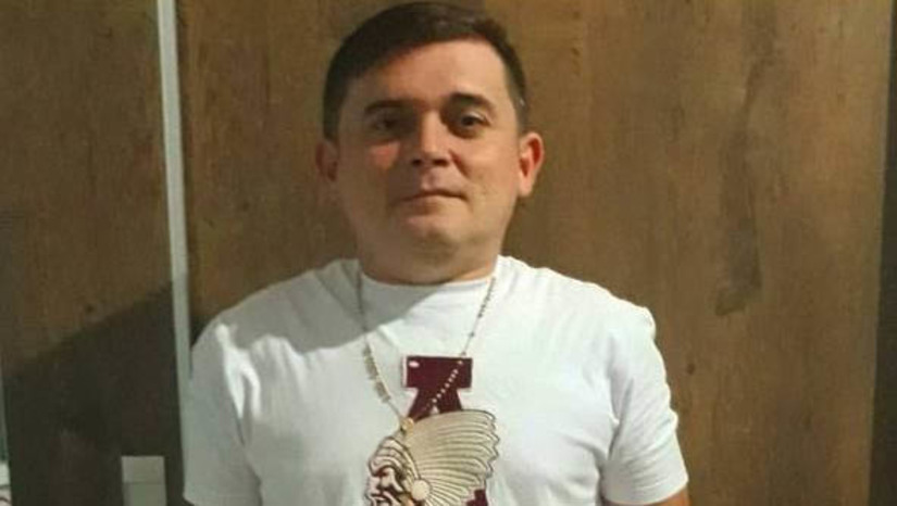 Imagem 1 - Churrasqueiro do Tchê continua desaparecido no Maranhão; família segue pedindo ajuda para encontrá-lo. Marcelo Gomes, mais conhecido como Marcelinho, está desaparecido desde o dia 21 de fevereiro. Ele viajou, juntamente com um amigo, para visitar a filha, no município de Presidente Dutra/MA. Novas informações fornecidas pela família ao MOSSORÓ HOJE dão conta que Marcelo e este amigo tiveram uma briga, por volta das 23h da terça-feira e, após isto, Marcelo teria pegado o carro e saído. O amigo contou aos familiares de Marcelo que o esperou até a quarta, mas como ele não voltou, pegou um ônibus e retornou para a cidade de Mossoró. A irmã de Marcelo também contou ao MH que a família materna da filha dele está ajudando nas buscas na cidade e vem dando todo o suporte necessário para localizá-lo. Imagem 1 - Churrasqueiro do Tchê continua desaparecido no Maranhão; família segue pedindo ajuda para encontrá-lo. Marcelo Gomes, mais conhecido como Marcelinho, está desaparecido desde o dia 21 de fevereiro. Ele viajou, juntamente com um amigo, para visitar a filha, no município de Presidente Dutra/MA. Novas informações fornecidas pela família ao MOSSORÓ HOJE dão conta que Marcelo e este amigo tiveram uma briga, por volta das 23h da terça-feira e, após isto, Marcelo teria pegado o carro e saído. O amigo contou aos familiares de Marcelo que o esperou até a quarta, mas como ele não voltou, pegou um ônibus e retornou para a cidade de Mossoró. A irmã de Marcelo também contou ao MH que a família materna da filha dele está ajudando nas buscas na cidade e vem dando todo o suporte necessário para localizá-lo.