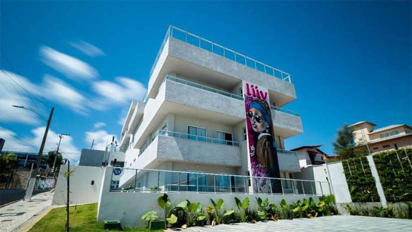 Imagem 1 - Com serviço digital, inteligente e livre de burocracia, Liiv Rooms é opção em Natal para viajantes. As três unidades Liiv Rooms localizadas na Praia de Ponta Negra – Liiv Costeira, Liiv Cobogó e Liiv Mar – possuem um conceito de hospedagem inteligente, sem burocracia. Tudo é feito de forma digital, pelo celular, usando WhatsApp. Os espaços não têm recepção para evitar perda de tempo. Cada pessoa recebe senhas para entrar e sair quando quiser durante a estadia. Há segurança, com sistema de monitoramento, e assistência ao cliente 24 horas. É a opção perfeita para quem viaja do interior do estado à capital, seja para passar um fim de semana na praia, curtir uma balada, encontrar os amigos, resolver assuntos de trabalho ou até mesmo buscar um atendimento mais especializado de saúde. Imagem 1 - Com serviço digital, inteligente e livre de burocracia, Liiv Rooms é opção em Natal para viajantes. As três unidades Liiv Rooms localizadas na Praia de Ponta Negra – Liiv Costeira, Liiv Cobogó e Liiv Mar – possuem um conceito de hospedagem inteligente, sem burocracia. Tudo é feito de forma digital, pelo celular, usando WhatsApp. Os espaços não têm recepção para evitar perda de tempo. Cada pessoa recebe senhas para entrar e sair quando quiser durante a estadia. Há segurança, com sistema de monitoramento, e assistência ao cliente 24 horas. É a opção perfeita para quem viaja do interior do estado à capital, seja para passar um fim de semana na praia, curtir uma balada, encontrar os amigos, resolver assuntos de trabalho ou até mesmo buscar um atendimento mais especializado de saúde.