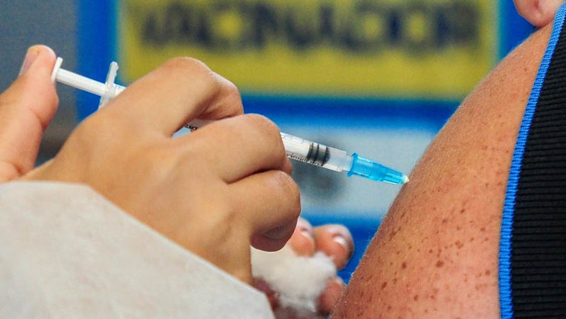 Imagem 1 -  Mossoró começa a vacinar população acima dos 60 anos com dose bivalente contra a covid-19. O público que se encaixa na nova faixa etária pode se imunizar na nova fase, iniciada nesta quarta-feira (1º), desde que tenha tomado as duas primeiras doses das vacinas monovalentes. Ademais, é necessário que a última dose da vacina tenha sido aplicada há pelo menos 4 meses; veja quem mais pode tomar o imunizante e onde buscá-lo.