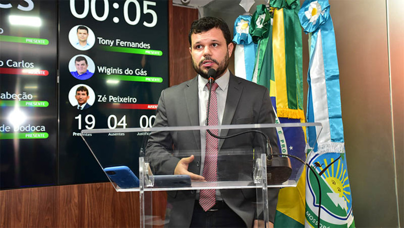 Imagem 1 -  “Não é justo agora fechar o Hospital”, diz o vereador Tony Fernandes sobre o Hospital da PM. Na sessão ordinária desta quarta-feira (1º), o vereador protestou contra a notícia de que o Hospital da Polícia Militar, em Mossoró, seria fechado por falta de verba e relembrou a luta dos policiais militares e da iniciativa privada, durante a pandemia, para que o Hospital, que atende a população em geral, ampliasse o atendimento. Tony ainda propôs que os parlamentares assinem  um requerimento, que deverá ser encaminhado ao Governo do RN, solicitando que a instituição de saúde continue com os leitos de UTI abertos.