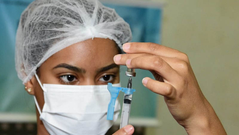 Imagem 1 - Mossoró inicia vacinação de gestantes e puérperas com dose bivalente contra a Covid-19. As gestantes e puérperas fazem parte da fase 3 da atual campanha de imunização. No município, a vacinação também está aberta para os idosos acima dos 60 anos de idade; pacientes imunocomprometidos a partir de 12 anos de idade; pessoas que vivem em Instituições de Longa Permanência (ILP) a partir de 12 anos, abrigados e os trabalhadores dessas instituições; comunidades indígenas, ribeirinhas, e quilombolas a partir de 12 anos de idade. Podem tomar aqueles que tomaram pelo menos as duas doses iniciais, ou seja, concluíram o esquema básico. Para se imunizar, é necessário ter tomado a última dose há 4 meses. Imagem 1 - Mossoró inicia vacinação de gestantes e puérperas com dose bivalente contra a Covid-19. As gestantes e puérperas fazem parte da fase 3 da atual campanha de imunização. No município, a vacinação também está aberta para os idosos acima dos 60 anos de idade; pacientes imunocomprometidos a partir de 12 anos de idade; pessoas que vivem em Instituições de Longa Permanência (ILP) a partir de 12 anos, abrigados e os trabalhadores dessas instituições; comunidades indígenas, ribeirinhas, e quilombolas a partir de 12 anos de idade. Podem tomar aqueles que tomaram pelo menos as duas doses iniciais, ou seja, concluíram o esquema básico. Para se imunizar, é necessário ter tomado a última dose há 4 meses.