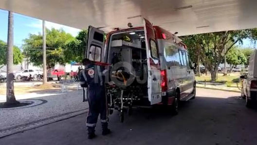 Imagem 1 - PM registra tentativa de homicídio no bairro Bom Pastor, em Mossoró. O crime aconteceu por volta das 8h20 desta quinta-feira (2). A vítima, identificada como Alan Bruno de Moura, de 27 anos, trafegava em uma motocicleta, quando foi perseguida por um atirador, que estava em outra motocicleta. Alan ainda chegou a tentar fugir, mas acabou sendo atingido pelos disparos e caiu em via pública. Ele foi socorrido por uma equipe do Samu para o Hospital Regional Tarcísio Maia. Imagem 1 - PM registra tentativa de homicídio no bairro Bom Pastor, em Mossoró. O crime aconteceu por volta das 8h20 desta quinta-feira (2). A vítima, identificada como Alan Bruno de Moura, de 27 anos, trafegava em uma motocicleta, quando foi perseguida por um atirador, que estava em outra motocicleta. Alan ainda chegou a tentar fugir, mas acabou sendo atingido pelos disparos e caiu em via pública. Ele foi socorrido por uma equipe do Samu para o Hospital Regional Tarcísio Maia.