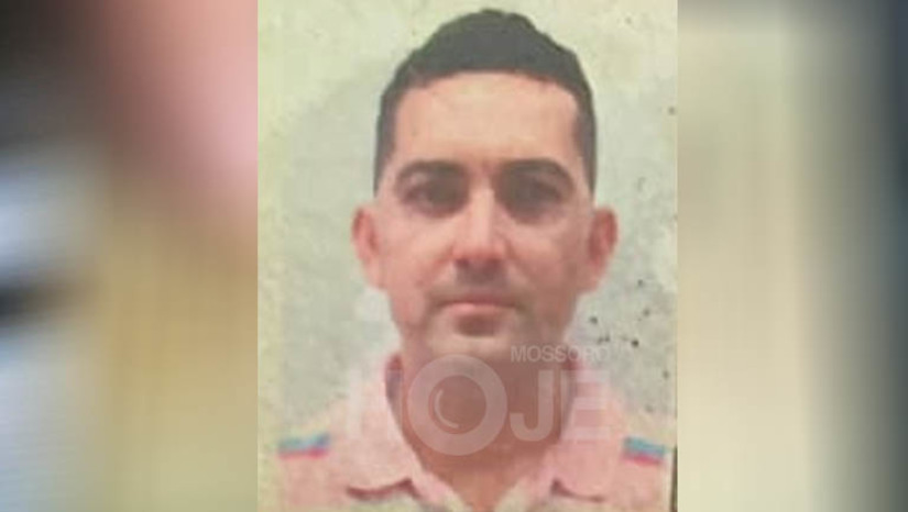 Imagem 1 - Homem é assassinado em calçada de bar do bairro Abolição IV, em Mossoró. O crime aconteceu na noite desta quinta-feira (2). Paulo Adriano de Oliveira, de 40 anos, foi atingido com um único disparo. De acordo com a Polícia Militar, a vítima estava bebendo em um bar da Avenida Presidente Costa e Silva, principal do bairro, quando uma pessoa encapuzada chegou, em uma motocicleta, se aproximou e efetuou o disparo. O corpo de Adriano foi removido para exames na sede do Itep. A Polícia Civil vai investigar a motivação do crime. Imagem 1 - Homem é assassinado em calçada de bar do bairro Abolição IV, em Mossoró. O crime aconteceu na noite desta quinta-feira (2). Paulo Adriano de Oliveira, de 40 anos, foi atingido com um único disparo. De acordo com a Polícia Militar, a vítima estava bebendo em um bar da Avenida Presidente Costa e Silva, principal do bairro, quando uma pessoa encapuzada chegou, em uma motocicleta, se aproximou e efetuou o disparo. O corpo de Adriano foi removido para exames na sede do Itep. A Polícia Civil vai investigar a motivação do crime.