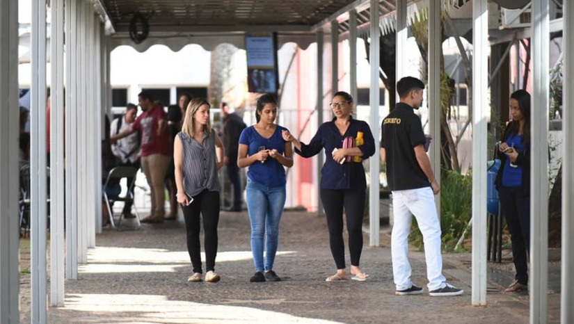 Imagem 1 - Estudantes têm até às 23h59 desta sexta (3) para garantirem as inscrições no Prouni. Gratuita, a inscrição deve ser realizada exclusivamente pela internet, no Portal Único de Acesso ao Ensino Superior, por meio do login da conta gov.br – o sistema de serviços digitais do Governo Federal. Das 288.112 mil bolsas concedidas neste semestre, 209.758 mil são integrais e 78.354 mil parciais (50% do valor da mensalidade do curso). Para participar, o candidato precisa ter feito, pelo menos, uma das duas últimas edições do Enem, sem ser na condição de treineiro, ter tirado nota acima de zero na redação e alcançado a média de 450 pontos nas notas das cinco provas. Outra exigência é a de não possuir diploma de graduação em nível superior. Imagem 1 - Estudantes têm até às 23h59 desta sexta (3) para garantirem as inscrições no Prouni. Gratuita, a inscrição deve ser realizada exclusivamente pela internet, no Portal Único de Acesso ao Ensino Superior, por meio do login da conta gov.br – o sistema de serviços digitais do Governo Federal. Das 288.112 mil bolsas concedidas neste semestre, 209.758 mil são integrais e 78.354 mil parciais (50% do valor da mensalidade do curso). Para participar, o candidato precisa ter feito, pelo menos, uma das duas últimas edições do Enem, sem ser na condição de treineiro, ter tirado nota acima de zero na redação e alcançado a média de 450 pontos nas notas das cinco provas. Outra exigência é a de não possuir diploma de graduação em nível superior.