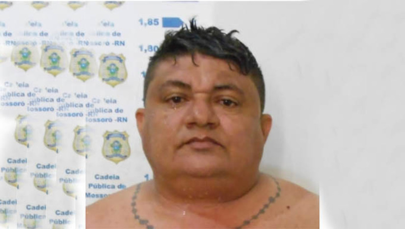 Imagem 1 - Vítima Francisco Railton estava sentado em frente a uma casa na Rua Anastácio Pereira, no bairro Cruz de Almas, em Apodi, no início da manhã (6h40) deste sábado, 4, quando os assassinos chegaram já atirando com espingarda doze. A vítima morreu no local. O caso será investigado pela Delegacia de Polícia Civil de Apodi. Imagem 1 - Vítima Francisco Railton estava sentado em frente a uma casa na Rua Anastácio Pereira, no bairro Cruz de Almas, em Apodi, no início da manhã (6h40) deste sábado, 4, quando os assassinos chegaram já atirando com espingarda doze. A vítima morreu no local. O caso será investigado pela Delegacia de Polícia Civil de Apodi.
