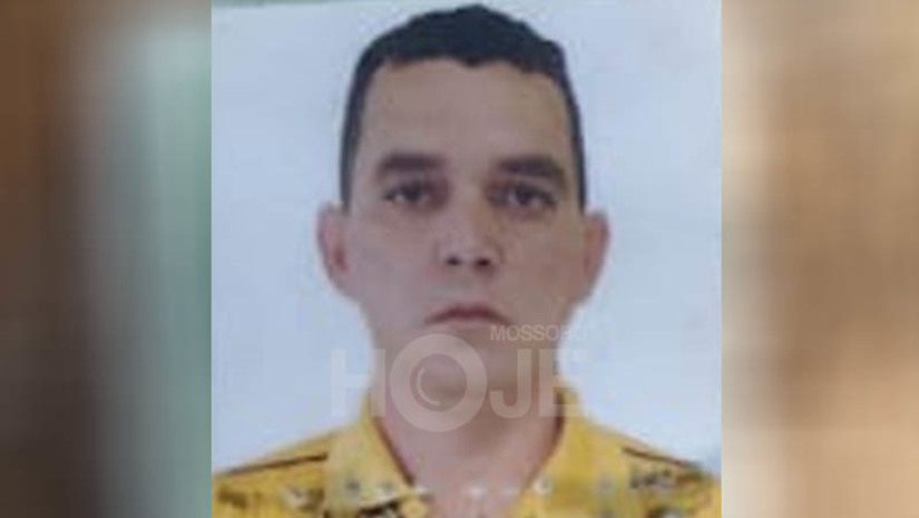 Imagem 1 - Popular é encontrado morto próximo a antigo parque de vaquejada do município de Caraúbas. A vítima foi identificada como Francisco Wesley de Oliveira, de 33 anos. O corpo, com ferimentos compatíveis com disparos de arma de fogo, estava em uma região de mata aberta do Sítio Timbaúba, próximo ao antigo Parque de Vaquejada Imperial Ranch, na zona rural do município. De acordo com informações do 2º Sargento Nascimento, da rádio patrulha de Caraúbas B-1219, o homem foi encontrado no início da tarde deste sábado (4), por populares que passavam pelo local e acionaram a polícia militar. Os policiais isolaram o local e aguardam a chegada do Itep de Mossoró e da Polícia Civil para iniciar as investigações. Imagem 1 - Popular é encontrado morto próximo a antigo parque de vaquejada do município de Caraúbas. A vítima foi identificada como Francisco Wesley de Oliveira, de 33 anos. O corpo, com ferimentos compatíveis com disparos de arma de fogo, estava em uma região de mata aberta do Sítio Timbaúba, próximo ao antigo Parque de Vaquejada Imperial Ranch, na zona rural do município. De acordo com informações do 2º Sargento Nascimento, da rádio patrulha de Caraúbas B-1219, o homem foi encontrado no início da tarde deste sábado (4), por populares que passavam pelo local e acionaram a polícia militar. Os policiais isolaram o local e aguardam a chegada do Itep de Mossoró e da Polícia Civil para iniciar as investigações.