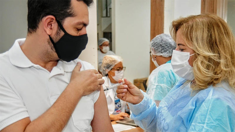 Imagem 1 - Saiba onde encontrar a dose bivalente contra a Covid-19 em Mossoró nesta semana. No município, a aplicação da dose de reforço acontece em 10 Unidades Básicas de Saúde (UBS) e na Faculdade de Enfermagem (FAEN) da Universidade do Estado do Rio Grande do Norte (UERN). A vacina bivalente (reforço) é direcionada ao público imunizado com pelo menos duas doses das vacinas monovalentes, há 4 meses (120 dias). A imunização está aberta para os seguintes públicos: idosos acima dos 60 anos de idade; pacientes imunocomprometidos a partir dos 12 anos de idade; pessoas que vivem em Instituições de Longa Permanência (ILP) a partir dos 12 anos, abrigados e os trabalhadores dessas instituições; comunidades indígenas, ribeirinhas, e quilombolas a partir dos 12 anos de idade; gestantes e puérperas. Imagem 1 - Saiba onde encontrar a dose bivalente contra a Covid-19 em Mossoró nesta semana. No município, a aplicação da dose de reforço acontece em 10 Unidades Básicas de Saúde (UBS) e na Faculdade de Enfermagem (FAEN) da Universidade do Estado do Rio Grande do Norte (UERN). A vacina bivalente (reforço) é direcionada ao público imunizado com pelo menos duas doses das vacinas monovalentes, há 4 meses (120 dias). A imunização está aberta para os seguintes públicos: idosos acima dos 60 anos de idade; pacientes imunocomprometidos a partir dos 12 anos de idade; pessoas que vivem em Instituições de Longa Permanência (ILP) a partir dos 12 anos, abrigados e os trabalhadores dessas instituições; comunidades indígenas, ribeirinhas, e quilombolas a partir dos 12 anos de idade; gestantes e puérperas.