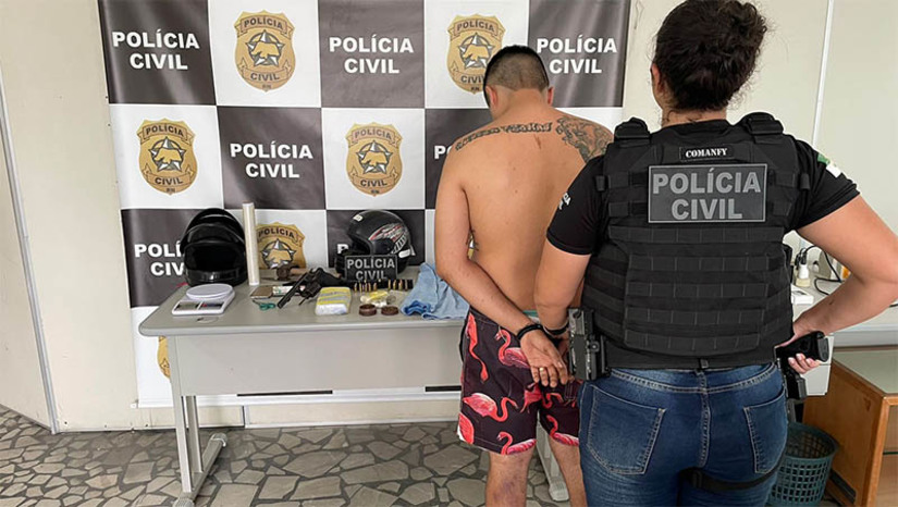 Imagem 1 - Polícia Civil prende suspeito de ter assassinado tatuador em fevereiro, no bairro Boa Vista.O homem, de 22 anos, cuja identidade não foi divulgada pelas autoridades, foi preso nesta segunda-feira (6), pela equipe da DHPP. Ele é suspeito de ter matado a tiros Ariel Ribeiro Dantas, no dia 7 de fevereiro de 2023, em frente a um supermercado da rua Francisco Sólon. Com o suspeito os policiais também encontraram um revólver de calibre 38; munições de pistola 9 milímetros; uma balança de precisão; cerca de 700 gramas de maconha; embalagens plásticas; uma motocicleta da marca Honda, de modelo XRE, a qual possivelmente foi utilizada na prática do homicídio, além das roupas utilizadas pelo suspeito no dia do crime. Imagem 1 - Polícia Civil prende suspeito de ter assassinado tatuador em fevereiro, no bairro Boa Vista.O homem, de 22 anos, cuja identidade não foi divulgada pelas autoridades, foi preso nesta segunda-feira (6), pela equipe da DHPP. Ele é suspeito de ter matado a tiros Ariel Ribeiro Dantas, no dia 7 de fevereiro de 2023, em frente a um supermercado da rua Francisco Sólon. Com o suspeito os policiais também encontraram um revólver de calibre 38; munições de pistola 9 milímetros; uma balança de precisão; cerca de 700 gramas de maconha; embalagens plásticas; uma motocicleta da marca Honda, de modelo XRE, a qual possivelmente foi utilizada na prática do homicídio, além das roupas utilizadas pelo suspeito no dia do crime.
