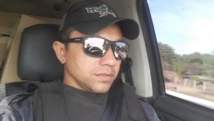 Imagem 1 - Suspeito do latrocínio do Cabo Marcolino já cumpre pena por roubo em Pau dos Ferros. A Delegacia de Homicídio e Proteção à Pessoa de Mossoró elucida o crime de latrocínio que vitimou o cabo da Polícia Militar Francisco Marcolino Sobrinho, ocorrido no dia 8 de abril de 2021, na Rua Dr. Charlei, no Planalto Treze de Maio. De acordo com a delegada Cristiane Magalhães, o crime foi cometido por Sandro Medeiros de Oliveira, o “Açuquinha”, membro de uma facção criminosa paulista com atuação no RN. De acordo com as investigações, o suspeito fugiu para a cidade de Pau dos Ferros dias após matar a tiros o policial e no final do ano acabou preso, juntamente com outros comparsas, durante um roubo com reféns, no município de São Miguel. Interrogado pela delegada, Sandro negou participação no latrocínio, mas a polícia afirma que as provas contra ele são claras. Concluído, o inquérito policial será remetido ao Ministério Público. Imagem 1 - Suspeito do latrocínio do Cabo Marcolino já cumpre pena por roubo em Pau dos Ferros. A Delegacia de Homicídio e Proteção à Pessoa de Mossoró elucida o crime de latrocínio que vitimou o cabo da Polícia Militar Francisco Marcolino Sobrinho, ocorrido no dia 8 de abril de 2021, na Rua Dr. Charlei, no Planalto Treze de Maio. De acordo com a delegada Cristiane Magalhães, o crime foi cometido por Sandro Medeiros de Oliveira, o “Açuquinha”, membro de uma facção criminosa paulista com atuação no RN. De acordo com as investigações, o suspeito fugiu para a cidade de Pau dos Ferros dias após matar a tiros o policial e no final do ano acabou preso, juntamente com outros comparsas, durante um roubo com reféns, no município de São Miguel. Interrogado pela delegada, Sandro negou participação no latrocínio, mas a polícia afirma que as provas contra ele são claras. Concluído, o inquérito policial será remetido ao Ministério Público.