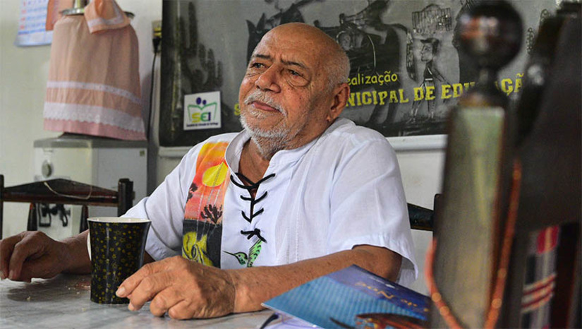 Imagem 1 -  “Polo Antônio Francisco”: poeta se emociona e diz ser muito feliz por receber homenagens em vida. O polo, que funcionará no Memorial da Resistência, durante os festejos do Mossoró Cidade Junina 2023, tem o objetivo de valorizar a cultura popular, oportunizando espaço para intervenções artísticas, além de exposição típica junina notabilizada em cartazes no salão Joseph Boulier, durante o mês de junho. “Onde chego, o povo diz que eu agora tenho um polo. Foi uma das homenagens mais lindas que fizeram para mim (...). Estou ansioso que comece, para eu ir para lá direto. Para mim, vai ser maravilhoso porque já tem pessoas de diversos lugares me dizendo que virão para assistir e também se apresentarem. Para mim, nada mais perfeito que o “Polo Poeta Antônio Francisco”. A ideia já pegou e eu vou para lá com o maior gosto do mundo”, concluiu o poeta homenageado.