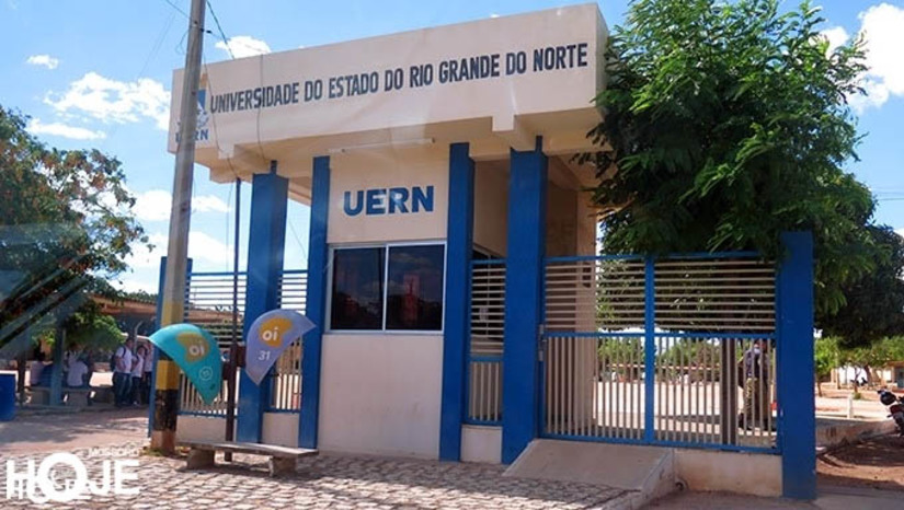 Imagem 1 - Edital do concurso da UERN deve ser lançado ainda no primeiro semestre de 2023. A Comissão Central de Concurso Público da universidade esteve reunida para retomar as discussões para a realização do certame. Isabel Amaral, presidente da Comissão, informou que a próxima etapa se configurará nos trâmites para escolha da empresa que será responsável pela organização do certame. O último concurso público realizado pela Uern ocorreu em 2016. O certame contou com mais de 12 mil inscritos. O concurso de 2016 ofereceu 116 vagas, no entanto ao longo do período de validade do certame foram convocados mais de 500 servidores, entre professores e técnicos-administrativos. Imagem 1 - Edital do concurso da UERN deve ser lançado ainda no primeiro semestre de 2023. A Comissão Central de Concurso Público da universidade esteve reunida para retomar as discussões para a realização do certame. Isabel Amaral, presidente da Comissão, informou que a próxima etapa se configurará nos trâmites para escolha da empresa que será responsável pela organização do certame. O último concurso público realizado pela Uern ocorreu em 2016. O certame contou com mais de 12 mil inscritos. O concurso de 2016 ofereceu 116 vagas, no entanto ao longo do período de validade do certame foram convocados mais de 500 servidores, entre professores e técnicos-administrativos.