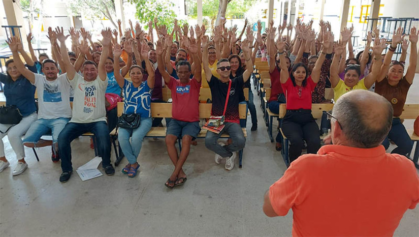 Imagem 1 - Prefeita não negocia pagamento do piso e educadores entram em greve, em Areia Branca. A greve foi deflagrada durante assembleia realizada na terça-feira (7). De acordo com um professor que faz parte do movimento grevista, desde 2018 que o salário dos servidores da educação vem sendo achatado, com reajustes não concedidos ou concedidos somente em partes. Neste ano de 2023, quando o Ministério da Educação concedeu reajuste de 14,95%, sequer houve proposta por parte da gestão. Os educadores reivindicam, ainda, o pagamento de deslocamento para os professores da zona rural, bem como a readequação das letras de professores que estão erradas. Imagem 1 - Prefeita não negocia pagamento do piso e educadores entram em greve, em Areia Branca. A greve foi deflagrada durante assembleia realizada na terça-feira (7). De acordo com um professor que faz parte do movimento grevista, desde 2018 que o salário dos servidores da educação vem sendo achatado, com reajustes não concedidos ou concedidos somente em partes. Neste ano de 2023, quando o Ministério da Educação concedeu reajuste de 14,95%, sequer houve proposta por parte da gestão. Os educadores reivindicam, ainda, o pagamento de deslocamento para os professores da zona rural, bem como a readequação das letras de professores que estão erradas.