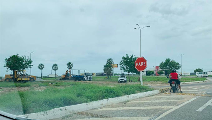 Imagem 1 -  DNIT inicia plano de trabalho para restauração da Rotatória do Thermas. O Portal Mossoró Hoje entrou em contato com o a assessoria do Dnit, e foi informado de que após a elaboração do plano de trabalho, será divulgado o cronograma e valor investido na obra. O DNIT ressalta que os serviços que estão sendo executados no trecho se referem a melhorias nos desvios, para que quando o plano de trabalho estiver devidamente elaborado e aprovado o desvio de tráfego já esteja executado e pronto para utilização.