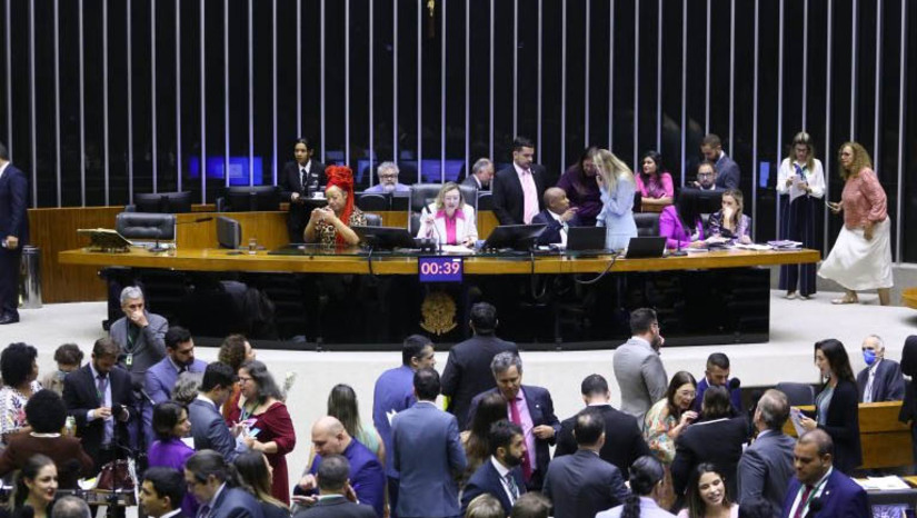 Imagem 1 - Deputados aprovam PL que institui pensão a filhos menores de vítimas de feminicídio. A iniciativa foi aprovada na forma do substitutivo apresentado pelo relator, deputado Capitão Alberto Neto (PL-AM), ao Projeto de Lei 976/22, da deputada Maria do Rosário (PT-RS) e sete parlamentares do PT. A pensão especial, no total de um salário mínimo, será destinada ao conjunto dos filhos biológicos ou adotivos e dependentes cuja renda familiar mensal per capita seja igual ou inferior a 25% do salário mínimo (R$ 330). O benefício será encerrado caso o processo judicial não comprove o feminicídio. Ainda conforme o texto aprovado, a pensão especial, ressalvado o direito de opção, não será acumulável com quaisquer outros benefícios previdenciários e deverá ser paga até que os beneficiários completem os 18 anos de idade. Imagem 1 - Deputados aprovam PL que institui pensão a filhos menores de vítimas de feminicídio. A iniciativa foi aprovada na forma do substitutivo apresentado pelo relator, deputado Capitão Alberto Neto (PL-AM), ao Projeto de Lei 976/22, da deputada Maria do Rosário (PT-RS) e sete parlamentares do PT. A pensão especial, no total de um salário mínimo, será destinada ao conjunto dos filhos biológicos ou adotivos e dependentes cuja renda familiar mensal per capita seja igual ou inferior a 25% do salário mínimo (R$ 330). O benefício será encerrado caso o processo judicial não comprove o feminicídio. Ainda conforme o texto aprovado, a pensão especial, ressalvado o direito de opção, não será acumulável com quaisquer outros benefícios previdenciários e deverá ser paga até que os beneficiários completem os 18 anos de idade.