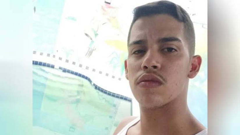 Imagem 1 - Jovem de 21 anos é morto dentro de rede onde dormia, em Pau dos Ferros. O crime aconteceu na madrugada desta sexta-feira (10), em uma residência localizada no bairro Paraíso. De acordo com o delegado Tiago Biscoli de Pizzol, que atendeu a ocorrência, Luite Mateus Barreto Pinheiro foi alvejado com dois disparos na cabeça e um na região do tórax. O jovem morreu no local. A mãe da vítima ainda chegou a ver o momento em que o atirador deixava a residência. A polícia sabe que o jovem era usuário de drogas, mas ainda não tem informações se ele tinha inimizades ou se vinha sofrendo ameaças, questões que serão investigadas. Imagem 1 - Jovem de 21 anos é morto dentro de rede onde dormia, em Pau dos Ferros. O crime aconteceu na madrugada desta sexta-feira (10), em uma residência localizada no bairro Paraíso. De acordo com o delegado Tiago Biscoli de Pizzol, que atendeu a ocorrência, Luite Mateus Barreto Pinheiro foi alvejado com dois disparos na cabeça e um na região do tórax. O jovem morreu no local. A mãe da vítima ainda chegou a ver o momento em que o atirador deixava a residência. A polícia sabe que o jovem era usuário de drogas, mas ainda não tem informações se ele tinha inimizades ou se vinha sofrendo ameaças, questões que serão investigadas.