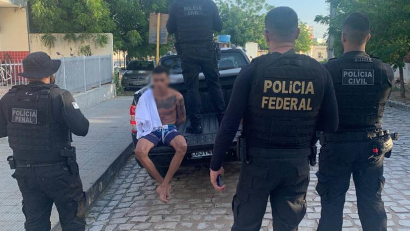 Imagem 1 - Força-tarefa prende integrante de organização criminosa e suspeito de homicídio, em Mossoró. Caio Erick Ferreira da Silva, 23 anos, também conhecido como “GTA” e “NK”, foi preso na terça-feira (7), no bairro Malvinas, por força de dois mandados de prisão. Em sua posse, foram encontrados e apreendidos: dinheiro fracionado, porções de maconha, uma balança de precisão e aparelhos celulares. Imagem 1 - Força-tarefa prende integrante de organização criminosa e suspeito de homicídio, em Mossoró. Caio Erick Ferreira da Silva, 23 anos, também conhecido como “GTA” e “NK”, foi preso na terça-feira (7), no bairro Malvinas, por força de dois mandados de prisão. Em sua posse, foram encontrados e apreendidos: dinheiro fracionado, porções de maconha, uma balança de precisão e aparelhos celulares.