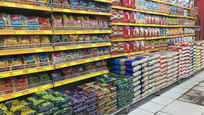 Imagem 1 - Custo médio da cesta básica em Mossoró tem aumento de 1,2% no mês de fevereiro. Um aumento de 1,4% também foi registrado no município de Caraúbas. No mesmo período, os municípios de Angicos e Pau dos Ferros apresentaram, para a mesma cesta de itens, redução no custo médio de -0,5% e -4,3%, respectivamente. A cesta básica essencial é composta por 12 itens que compõem o consumo mensal de um indivíduo. Esses resultados são referentes ao Boletim ICBE do mês de fevereiro de 2023 do Laboratório de Engenharia Econômica do curso de Engenharia de Produção da Ufersa, que realiza o levantamento nos quatro municípios. Imagem 1 - Custo médio da cesta básica em Mossoró tem aumento de 1,2% no mês de fevereiro. Um aumento de 1,4% também foi registrado no município de Caraúbas. No mesmo período, os municípios de Angicos e Pau dos Ferros apresentaram, para a mesma cesta de itens, redução no custo médio de -0,5% e -4,3%, respectivamente. A cesta básica essencial é composta por 12 itens que compõem o consumo mensal de um indivíduo. Esses resultados são referentes ao Boletim ICBE do mês de fevereiro de 2023 do Laboratório de Engenharia Econômica do curso de Engenharia de Produção da Ufersa, que realiza o levantamento nos quatro municípios.
