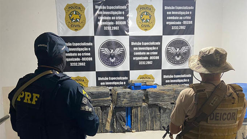 Imagem 1 - A droga estava sendo transportada pela BR 304 num Fiat Linea, com a cobertura de um Chevrolet Cruze. Quando estavam passando pelo município de Mossoró foram cercados pela Polícia Rodoviária Federal e agentes do DEICOR. A investigação terá continuidade em Natal Imagem 1 - A droga estava sendo transportada pela BR 304 num Fiat Linea, com a cobertura de um Chevrolet Cruze. Quando estavam passando pelo município de Mossoró foram cercados pela Polícia Rodoviária Federal e agentes do DEICOR. A investigação terá continuidade em Natal
