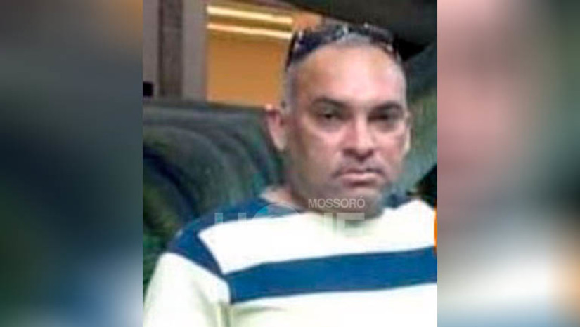 Imagem 1 - Acidente entre um carro e uma motocicleta deixou uma pessoa morta no Centro de Mossoró. O mototaxista João Batista da Silva, de 48 anos, morreu após colidir sua motocicleta com um carro de linha Mossoró/Areia Branca, no início da tarde deste domingo (12). De acordo com a PM, a colisão aconteceu no cruzamento da Rua Idalino de Oliveira com a Rua Santos Dumont. O condutor da motocicleta, supostamente, teria cruzado o sinal vermelho, sendo colhido pelo carro e arremessado, batendo a cabeça no meio fio de uma calçada. Ele morreu no local. O condutor do carro permaneceu no local até a chegada das autoridades, em seguida, foi levado para prestar depoimento na delegacia de plantão. Imagem 1 - Acidente entre um carro e uma motocicleta deixou uma pessoa morta no Centro de Mossoró. O mototaxista João Batista da Silva, de 48 anos, morreu após colidir sua motocicleta com um carro de linha Mossoró/Areia Branca, no início da tarde deste domingo (12). De acordo com a PM, a colisão aconteceu no cruzamento da Rua Idalino de Oliveira com a Rua Santos Dumont. O condutor da motocicleta, supostamente, teria cruzado o sinal vermelho, sendo colhido pelo carro e arremessado, batendo a cabeça no meio fio de uma calçada. Ele morreu no local. O condutor do carro permaneceu no local até a chegada das autoridades, em seguida, foi levado para prestar depoimento na delegacia de plantão.