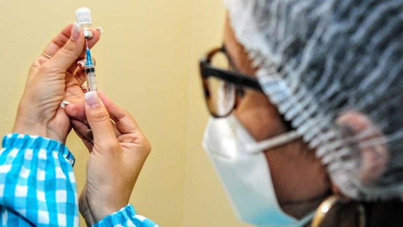 Imagem 1 -  Saúde de Mossoró inicia aplicação da vacina bivalente contra a Covid-19 em três novos públicos. A partir desta segunda (13), podem buscar o imunizante as pessoas com deficiência permanente, a população privada de liberdade e adolescentes cumprindo medidas socioeducativas, além de funcionários do sistema de privação de liberdade. A vacina é destinada a pessoas que concluíram o esquema primário, composto pelas duas primeiras doses das vacinas monovalentes.  A última dose deve ter sido aplicada há 4 meses (120 dias). A população que se encaixa em um dos grupos aptos a receber a imunização deve procurar um dos pontos de vacinação; saiba onde está sendo aplicada a vacina.