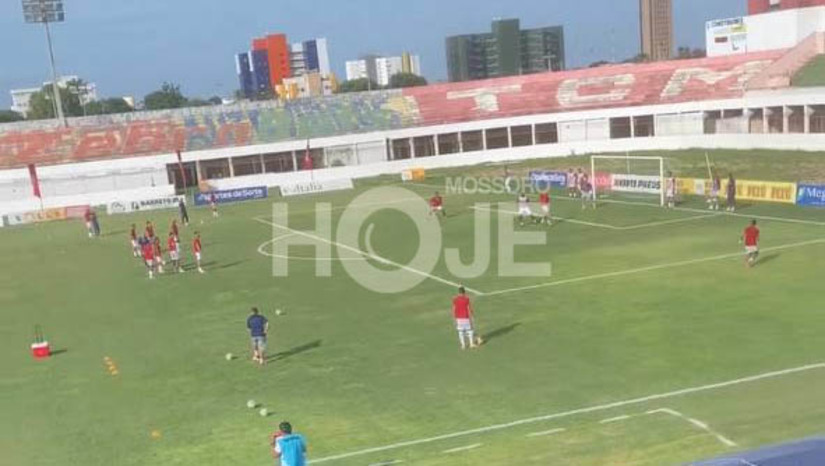 Imagem 1 - Bomba é arremessada no Nogueirão durante partida; Sesed decide manter torcida única nos estádios. O caso aconteceu neste domingo (12), durante partida entre o Potiguar de Mossoró e o América de Natal. O artefato explosivo caiu por trás de uma das traves e foi detonado pela polícia, após o público deixar o estádio. A Polícia Civil vai investigar a autoria do crime; Nesta segunda (13), as forças de segurança do RN se reuniram com representantes do Ministério Público Estadual e da Federação Norteriograndense de Futebol para discutir sobre a presença das torcidas organizadas nos estádios de futebol do estado e decidiram pela manutenção da torcida única até o final do Campeonato Potiguar. Imagem 1 - Bomba é arremessada no Nogueirão durante partida; Sesed decide manter torcida única nos estádios. O caso aconteceu neste domingo (12), durante partida entre o Potiguar de Mossoró e o América de Natal. O artefato explosivo caiu por trás de uma das traves e foi detonado pela polícia, após o público deixar o estádio. A Polícia Civil vai investigar a autoria do crime; Nesta segunda (13), as forças de segurança do RN se reuniram com representantes do Ministério Público Estadual e da Federação Norteriograndense de Futebol para discutir sobre a presença das torcidas organizadas nos estádios de futebol do estado e decidiram pela manutenção da torcida única até o final do Campeonato Potiguar.