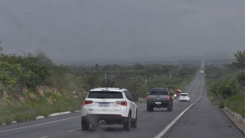 Imagem 1 - Emparn prevê chuvas em todas as regiões do estado durante esta semana. Temperaturas deverão variar entre as médias de 20°C a 34°C no Litoral e 18ºC e 36ºC no interior. Segundo a Emparn, a previsão da terceira semana de março é de céu parcialmente nublado com pancadas de chuvas em todas as regiões do Rio Grande do Norte. O Sistema da Emparn registra a presença e atuação da Zona de Convergência Intertropcial (ZCIT), principal sistema meteorológico formador de nuvens de chuva no litoral do Nordeste Brasileiro. Para esta segunda-feira, a previsão é de céu parcialmente nublado a claro, com pancadas de chuva isoladas, em todas as regiões. Imagem 1 - Emparn prevê chuvas em todas as regiões do estado durante esta semana. Temperaturas deverão variar entre as médias de 20°C a 34°C no Litoral e 18ºC e 36ºC no interior. Segundo a Emparn, a previsão da terceira semana de março é de céu parcialmente nublado com pancadas de chuvas em todas as regiões do Rio Grande do Norte. O Sistema da Emparn registra a presença e atuação da Zona de Convergência Intertropcial (ZCIT), principal sistema meteorológico formador de nuvens de chuva no litoral do Nordeste Brasileiro. Para esta segunda-feira, a previsão é de céu parcialmente nublado a claro, com pancadas de chuva isoladas, em todas as regiões.