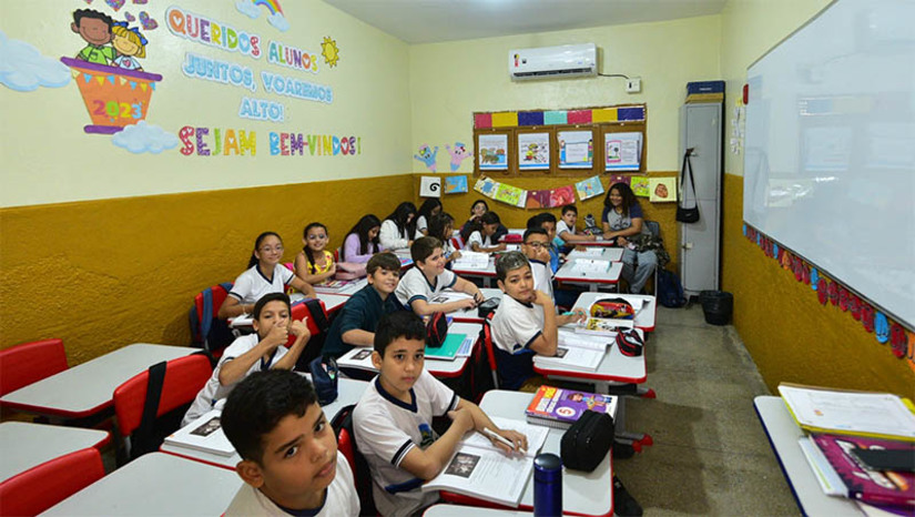 Imagem 1 - Novas unidades de ensino de Mossoró recebem serviço de climatização. Por meio do programa “Mossoró Cidade Educação”, diversas melhorias continuam sendo entregues nas escolas e Unidades de Educação Infantil (UEIs), incluindo, além do processo de instalação de centrais de ar, a distribuição de novos equipamentos, fardamento, kits escolares, revitalizações, reformas, entre outros avanços. Nesta segunda-feira (13), a Prefeitura de Mossoró também iniciou a instalação das centrais de ar na UEI Neusa Xavier Linhares, no conjunto Nova Mossoró. Também estão sendo climatizadas as unidades que passam por serviços de manutenção atualmente (escolas Cornélio Barbalho de Carvalho, na comunidade Riacho Grande; Senador Duarte Filho, no conjunto Walfredo Gurgel e Celina Guimarães Viana, Barrocas). Imagem 1 - Novas unidades de ensino de Mossoró recebem serviço de climatização. Por meio do programa “Mossoró Cidade Educação”, diversas melhorias continuam sendo entregues nas escolas e Unidades de Educação Infantil (UEIs), incluindo, além do processo de instalação de centrais de ar, a distribuição de novos equipamentos, fardamento, kits escolares, revitalizações, reformas, entre outros avanços. Nesta segunda-feira (13), a Prefeitura de Mossoró também iniciou a instalação das centrais de ar na UEI Neusa Xavier Linhares, no conjunto Nova Mossoró. Também estão sendo climatizadas as unidades que passam por serviços de manutenção atualmente (escolas Cornélio Barbalho de Carvalho, na comunidade Riacho Grande; Senador Duarte Filho, no conjunto Walfredo Gurgel e Celina Guimarães Viana, Barrocas).