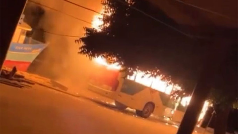 Imagem 1 - Em Caicó, atacaram com tiros dois bancos e um posto de combustível. Atearam fogo numa loja de motos. Em Parnamirim, atiraram na frente do Fórum e do Presídio Feminino; Queimaram ônibus escolares em Natal, Touros, Jaçanã, Macau, Campo Redondo e São Miguel do Gostoso. Não tem registros de ataques na região Oeste do Rio Grande do Norte. A Secretaria de Segurança Pública do Estado prepara reação forte ainda nesta terça-feira, 14. Imagem 1 - Em Caicó, atacaram com tiros dois bancos e um posto de combustível. Atearam fogo numa loja de motos. Em Parnamirim, atiraram na frente do Fórum e do Presídio Feminino; Queimaram ônibus escolares em Natal, Touros, Jaçanã, Macau, Campo Redondo e São Miguel do Gostoso. Não tem registros de ataques na região Oeste do Rio Grande do Norte. A Secretaria de Segurança Pública do Estado prepara reação forte ainda nesta terça-feira, 14.
