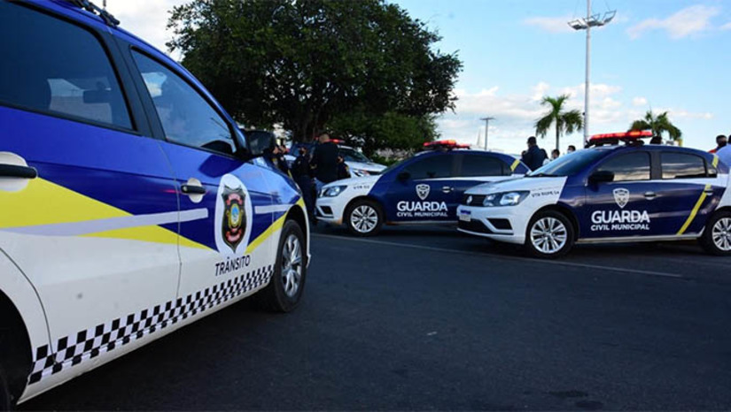 Imagem 1 - Ataques criminosos: Prefeitura de Mossoró suspende aulas e cidade do sol recolhe ônibus . Em nota, a prefeitura afirma que as forças de segurança do município trabalham com efetivo reforçado para garantir a segurança da população. As aulas da rede municipal estão suspensas e a empresa de transporte público, Cidade do Sol, recolheu ao pátio todos os Ônibus, por questões de segurança dos passageiros. Desde a noite desta segunda-feira, facções atacaram prédios públicos e privados em pelo menos 15 municípios do RN. Imagem 1 - Ataques criminosos: Prefeitura de Mossoró suspende aulas e cidade do sol recolhe ônibus . Em nota, a prefeitura afirma que as forças de segurança do município trabalham com efetivo reforçado para garantir a segurança da população. As aulas da rede municipal estão suspensas e a empresa de transporte público, Cidade do Sol, recolheu ao pátio todos os Ônibus, por questões de segurança dos passageiros. Desde a noite desta segunda-feira, facções atacaram prédios públicos e privados em pelo menos 15 municípios do RN.