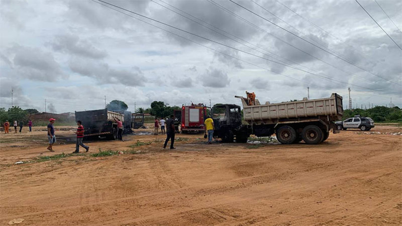 Imagem 1 -  Mossoró também é alvo de ataques criminosos na manhã desta terça-feira, 14. Os alvos dos criminosos foram 5 veículos que estavam estacionados na antiga central de abastecimento da Prefeitura de Mossoró, localizada no bairro Santo Antônio, além de caminhões da limpeza urbana, sendo dois incendiados no Santa Delmira e um terceiro no Redenção. O Capitão Luís Almeida, comandante da 1º Companhia da do 2º Batalhão da Polícia Militar, afirmou que os ataques na cidade têm relação com os que vêm acontecendo em todo o estado, mas que a PM está reforçando o efetivo para garantir a segurança dos mossoroenses. Por meio de nota, a Prefeitura de Mossoró informou que o Município já adotou uma série de medidas para defesa do patrimônio público, mas afirmou que, “por questão estratégica de segurança essas medidas não serão divulgadas neste momento”.