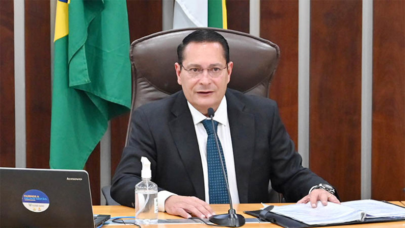 Imagem 1 - Presidente da ALRN reivindica saneamento, iluminação, saúde e infraestrutura para Macau. Os requerimentos foram apresentados pelo deputado Ezequiel Ferreira, destinados ao Governo do Estado. Entre outras solicitações, o parlamentar solicitou o aumento do efetivo policial e melhores condições de trabalho para a Polícia Militar que atua no município. Também foi solicitado um estudo de viabilidade técnica para a recuperação e aprimoramento da iluminação da RN-221, no trecho que vai do trevo da Cohab ao Instituto Federal do Rio Grande do Norte (IFRN). Imagem 1 - Presidente da ALRN reivindica saneamento, iluminação, saúde e infraestrutura para Macau. Os requerimentos foram apresentados pelo deputado Ezequiel Ferreira, destinados ao Governo do Estado. Entre outras solicitações, o parlamentar solicitou o aumento do efetivo policial e melhores condições de trabalho para a Polícia Militar que atua no município. Também foi solicitado um estudo de viabilidade técnica para a recuperação e aprimoramento da iluminação da RN-221, no trecho que vai do trevo da Cohab ao Instituto Federal do Rio Grande do Norte (IFRN).