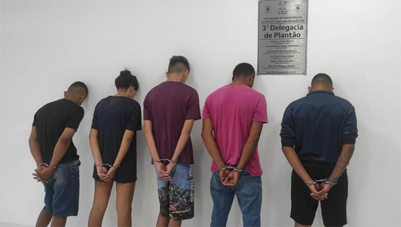 Imagem 1 - Dezoito suspeitos de envolvimento nos ataques criminosos ocorridos no RN já estão presos. Além das prisões, também já foram apreendidos pelas forças de segurança do estado artefatos explosivos, armas, munições, veículos e dinheiro. Um suspeito morreu em confronto com policiais. A Secretaria de Segurança Pública informou que todo o efetivo das forças de segurança está mobilizado, por determinação da governadora Fátima Bezerra. Imagem 1 - Dezoito suspeitos de envolvimento nos ataques criminosos ocorridos no RN já estão presos. Além das prisões, também já foram apreendidos pelas forças de segurança do estado artefatos explosivos, armas, munições, veículos e dinheiro. Um suspeito morreu em confronto com policiais. A Secretaria de Segurança Pública informou que todo o efetivo das forças de segurança está mobilizado, por determinação da governadora Fátima Bezerra.