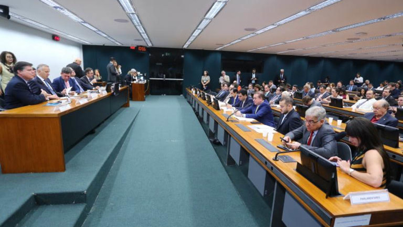 Imagem 1 - Reforma tributária em análise na Câmara pretende reduzir o imposto pago pelos mais pobres. A regressividade, ocorre quando o pobre paga mais imposto que o rico, é um dos principais pontos da reformulação que está em estudo no colegiado. O deputado Mauro Benevides Filho (PDT-CE) afirmou que os impostos sobre consumo respondem por quase a metade da arrecadação e a reforma quer justamente unificar cinco deles (IPI, ICMS, ISS, Cofins e PIS) em um único imposto que será cobrado no destino final do bem ou serviço. Em vez de desonerar produtos da cesta básica como ocorre hoje, o que beneficia todos indistintamente, a ideia é usar os cadastros de famílias pobres para devolver o tributo de forma automática somente para estes. Imagem 1 - Reforma tributária em análise na Câmara pretende reduzir o imposto pago pelos mais pobres. A regressividade, ocorre quando o pobre paga mais imposto que o rico, é um dos principais pontos da reformulação que está em estudo no colegiado. O deputado Mauro Benevides Filho (PDT-CE) afirmou que os impostos sobre consumo respondem por quase a metade da arrecadação e a reforma quer justamente unificar cinco deles (IPI, ICMS, ISS, Cofins e PIS) em um único imposto que será cobrado no destino final do bem ou serviço. Em vez de desonerar produtos da cesta básica como ocorre hoje, o que beneficia todos indistintamente, a ideia é usar os cadastros de famílias pobres para devolver o tributo de forma automática somente para estes.