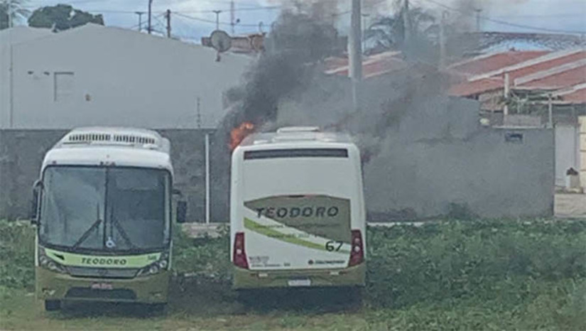 Imagem 1 - Os ônibus eram contratados para fazer o transporte universitários até a cidade de Mossoró. O serviço havia sido suspenso na tarde desta terça-feira (14), devido aos ataques registrados na cidade. Além dos ataques aos ônibus, a Polícia Militar prendeu uma dupla que portava 2 coquetéis molotov. Os suspeitos se aproximavam de um ônibus estacionado. A PM suspeita se que a dupla tenha participado do ataque criminoso aos ônibus da cidade. A Secretaria de Segurança Pública do estado alerta para a gravidade dos atos praticados pelas facções criminosas e reforça que todos os envolvidos serão responsabilizados por suas ações. Imagem 1 - Os ônibus eram contratados para fazer o transporte universitários até a cidade de Mossoró. O serviço havia sido suspenso na tarde desta terça-feira (14), devido aos ataques registrados na cidade. Além dos ataques aos ônibus, a Polícia Militar prendeu uma dupla que portava 2 coquetéis molotov. Os suspeitos se aproximavam de um ônibus estacionado. A PM suspeita se que a dupla tenha participado do ataque criminoso aos ônibus da cidade. A Secretaria de Segurança Pública do estado alerta para a gravidade dos atos praticados pelas facções criminosas e reforça que todos os envolvidos serão responsabilizados por suas ações.